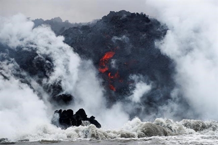 VIDEO: Energy wells plugged as Hawaii's volcano sends lava nearby | iNFOnews.ca