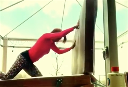 TRENDING NOW: Wind creates hot tub trouble for this woman | iNFOnews.ca TRENDING NOW: Wind creates hot tub trouble for this woman | iNFOnews.ca