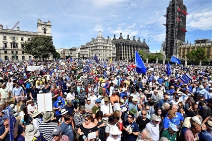 Pro-EU protesters march in London, demand new vote on Brexit | iNFOnews.ca Pro-EU protesters march in London, demand new vote on Brexit | iNFOnews.ca