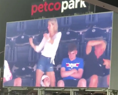 TRENDING NOW: Dancing adult completely embarrasses teen | iNFOnews.ca TRENDING NOW: Dancing adult completely embarrasses teen | iNFOnews.ca