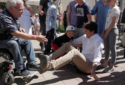 Trudeau dogged by pipeline protesters as he visits B.C. forestry centre and markets | iNFOnews.ca Trudeau dogged by pipeline protesters as he visits B.C. forestry centre and markets | iNFOnews.ca
