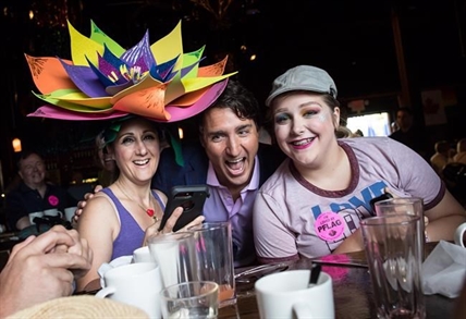 Trudeau met by more anti-pipeline protesters on his B.C. long weekend tour | iNFOnews.ca