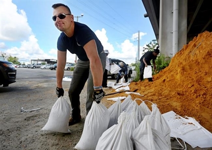 Hurricane Florence strengthens to Category 4, takes aim at Carolinas | iNFOnews.ca