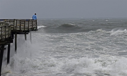 Wind and rain from Florence's leading edge lash Carolinas | iNFOnews.ca Wind and rain from Florence's leading edge lash Carolinas | iNFOnews.ca