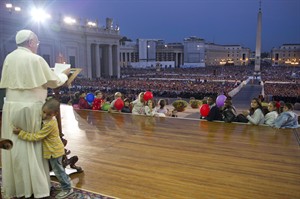 Little boy climbs on papal chair, steals the show as Pope Francis leads pep rally for families | iNFOnews.ca Little boy climbs on papal chair, steals the show as Pope Francis leads pep rally for families | iNFOnews.ca