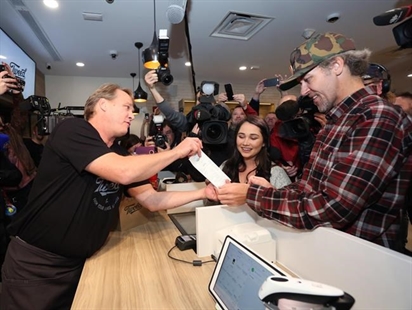 Demand for legalized cannabis draws lineups, heavy web traffic across Canada | iNFOnews.ca