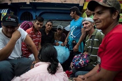 Caravan migrants break Guatemala border fence, rush Mexico | iNFOnews.ca