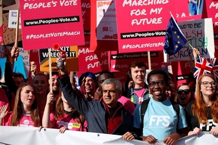 Tens of thousands march in London to demand new Brexit vote | iNFOnews.ca