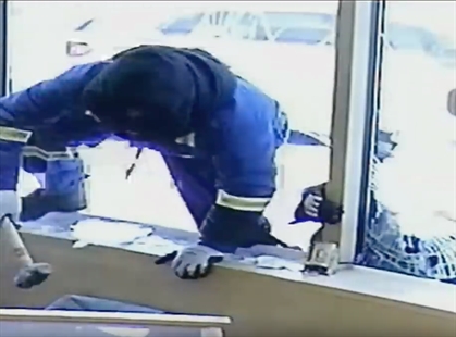 iN VIDEO: Jewelry store workers fight off would-be thieves with swords in Mississauga | iNFOnews.ca
