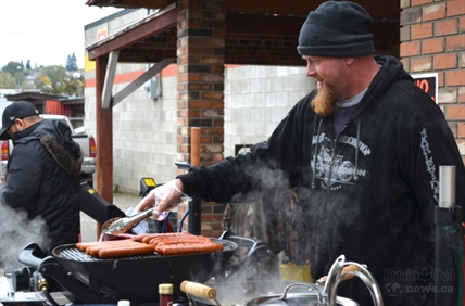 Locals relish Vernon hot dog stand | iNFOnews.ca