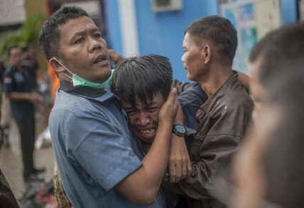 iN PHOTOS: Tsunami hits without warning in Indonesia, killing over 220 | iNFOnews.ca