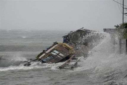 Death toll feared over 1,200 after typhoon slams Philippines | iNFOnews.ca
