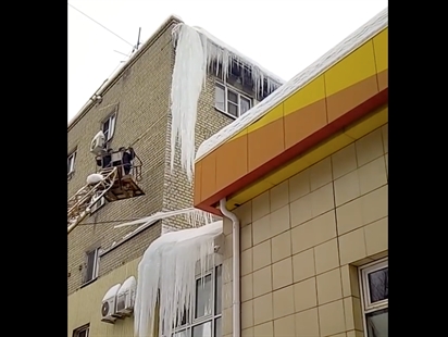 TRENDING NOW: Giant icicle destruction | iNFOnews.ca