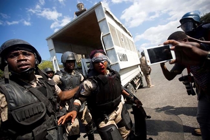 Violent protests in Haiti trap more than 100 Canadian tourists | iNFOnews.ca Violent protests in Haiti trap more than 100 Canadian tourists | iNFOnews.ca