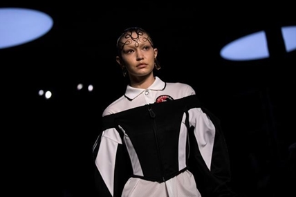 Burberry catwalk showcases streetwear, elegant classics | iNFOnews.ca