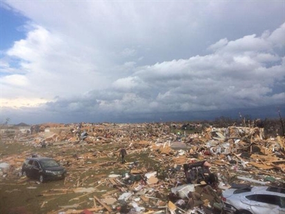 Tornadoes, high winds sweep through Midwest causing damage, delaying Bears game | iNFOnews.ca