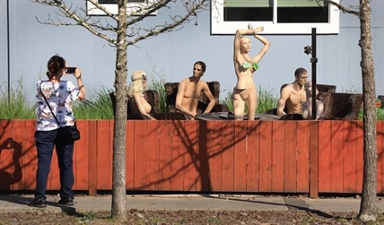 Man uses nude mannequins to send message to 'nosey' neighbour | iNFOnews.ca