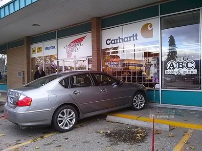 Car crashes into Dilworth Drive storefront | iNFOnews.ca Car crashes into Dilworth Drive storefront | iNFOnews.ca