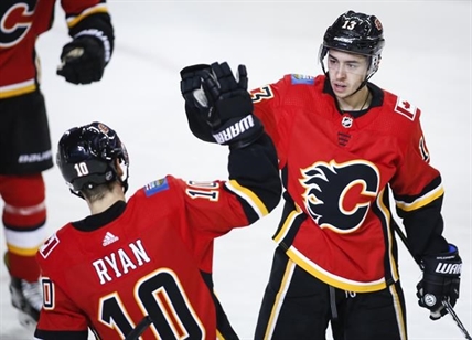 Little big men: Calgary Flames look to undersized players for some 'heavy lifting' | iNFOnews.ca Little big men: Calgary Flames look to undersized players for some 'heavy lifting' | iNFOnews.ca