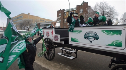 Frigid weather doesn't stop football fans from flocking to Grey Cup parade | iNFOnews.ca Frigid weather doesn't stop football fans from flocking to Grey Cup parade | iNFOnews.ca