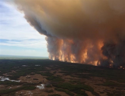 Winds helping in battle against fire threatening northern Alberta town | iNFOnews.ca