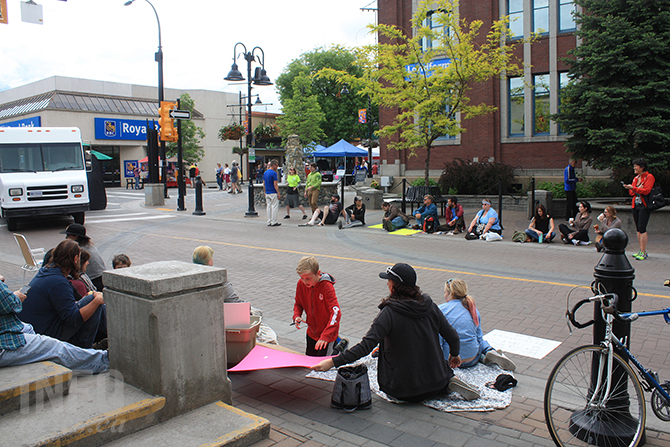 Sit in staged at Nanaimo Square in protest of street sitting bylaw | iNFOnews.ca