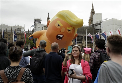 iN VIDEO: Trump baby blimp flies in London as protests greet president | iNFOnews.ca
