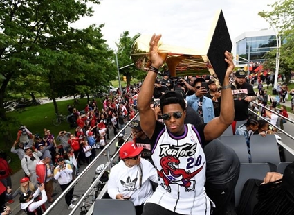 Huge crowds gather in downtown Toronto for Raptors parade, rally | iNFOnews.ca Huge crowds gather in downtown Toronto for Raptors parade, rally | iNFOnews.ca