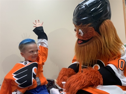 TRENDING NOW: Flyers mascot Gritty delivers boy's new prosthetic leg | iNFOnews.ca