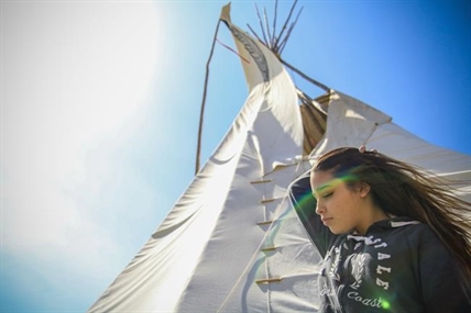 iN VIDEO: Nova Scotia teen who sang Mi'kmaq version of 'Blackbird' meets Paul McCartney | iNFOnews.ca