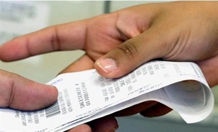Retail giants face pressure to change chemical-coated receipt paper | iNFOnews.ca