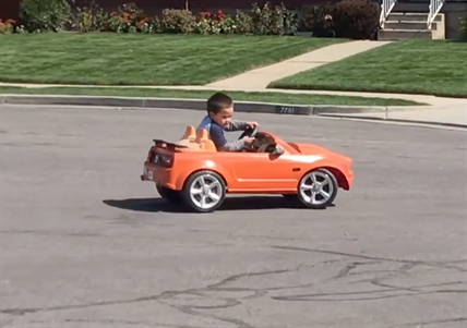 TRENDING NOW: Kid drifts his custom Power Wheels Mustang | iNFOnews.ca