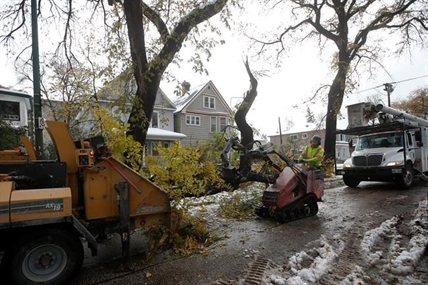 Roughly 13,000 without power days after snowstorm pummels Manitoba | iNFOnews.ca