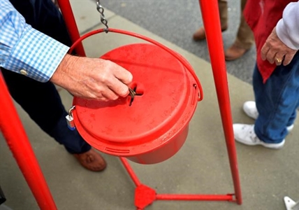 Canada's Salvation Army testing out quicker tap-and-go option at kettle stations | iNFOnews.ca Canada's Salvation Army testing out quicker tap-and-go option at kettle stations | iNFOnews.ca