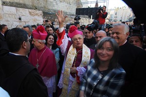 Crowds gather in Bethlehem's Manger Square ahead of Christmas Eve celebrations | iNFOnews.ca