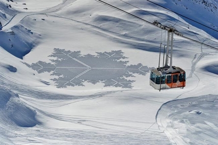 Artist uses snow as canvas for massive geometrical designs in Colorado | iNFOnews.ca