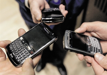 We're addicted to our smart phones, poll says | iNFOnews.ca