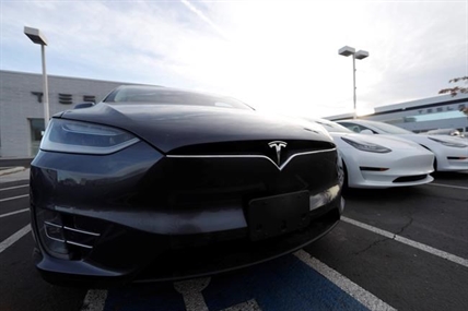 Tesla passes $100 billion, teeing up big payout for Elon Musk | iNFOnews.ca