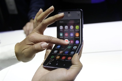 Samsung unveils its new foldable phone, the Galaxy Z Flip | iNFOnews.ca