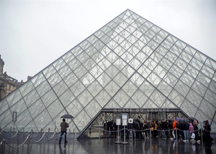 Virus fears close down France's famed Louvre Museum | iNFOnews.ca Virus fears close down France's famed Louvre Museum | iNFOnews.ca