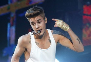 Detectives search Justin Bieber's home looking for evidence in egg-tossing vandalism case | iNFOnews.ca