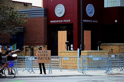 Minneapolis officers quit in wake of George Floyd protests | iNFOnews.ca