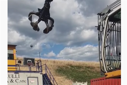 TRENDING NOW: Three-point shot with an excavator | iNFOnews.ca TRENDING NOW: Three-point shot with an excavator | iNFOnews.ca
