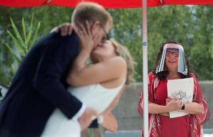 'A little different': Vancouver 'micro-weddings' help couples during COVID-19 | iNFOnews.ca