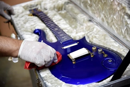 Custom guitar from Prince's 1980s prime sells for $563,500 | iNFOnews.ca