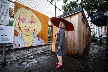 Dr. Bonnie Henry honoured at mural exhibition, picks up Fluevog shoes in Gastown | iNFOnews.ca Dr. Bonnie Henry honoured at mural exhibition, picks up Fluevog shoes in Gastown | iNFOnews.ca