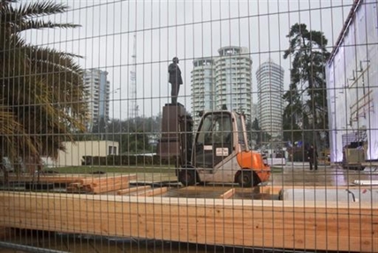 Workers still busy around glitzy Olympic venues 2 weeks before 2014 Sochi Winter Games begin | iNFOnews.ca Workers still busy around glitzy Olympic venues 2 weeks before 2014 Sochi Winter Games begin | iNFOnews.ca