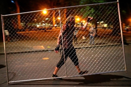 Protesters knock down Roosevelt, Lincoln statues in Portland | iNFOnews.ca