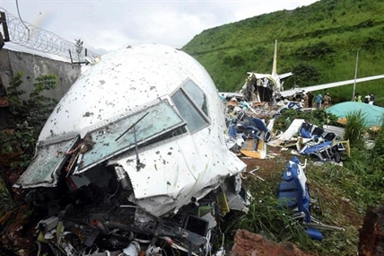 Survivors of deadly India crash say plane swayed violently | iNFOnews.ca