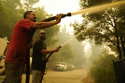 Neighbours with hoses target California wildfires as crews urge them to stop | iNFOnews.ca